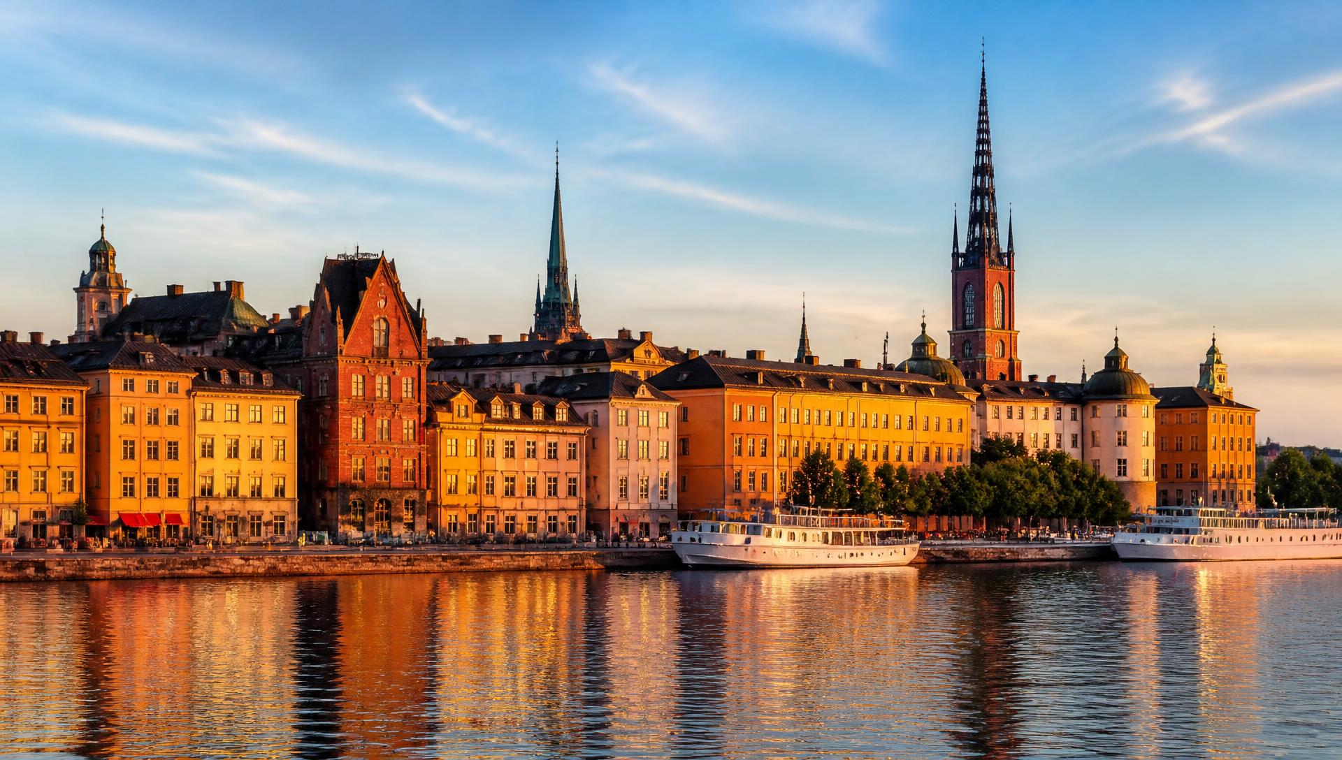 Bunte Häuser der Altstadt Gamla Stan am Wasser in Stockholm